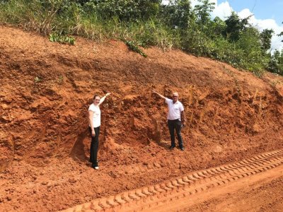 Prefeitura de São Francisco realiza rebaixamento de morro e inicia recuperação de estradas