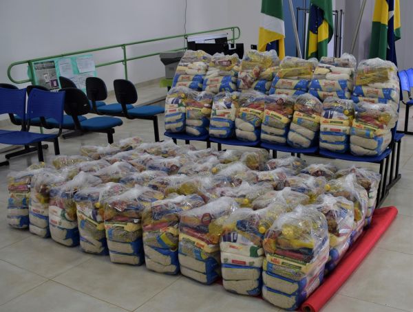 Prefeitura de São Francisco do Guaporé recebe cestas básicas e distribui as famílias