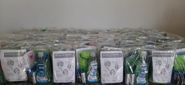 Secretaria de Assistência Social distribui kits com álcool em gel, máscara e panfleto informativo