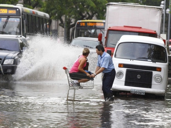 Chuva e bolsões de água prejudicam trânsito do Rio nesta terça-feira