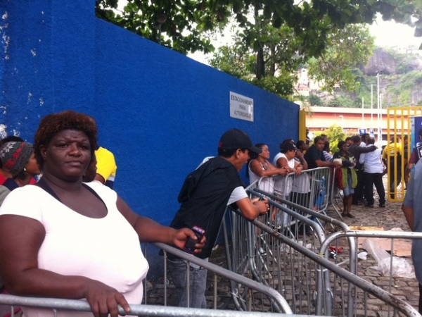 Ambulantes ficam 9 dias na fila por credencial para o carnaval do Rio